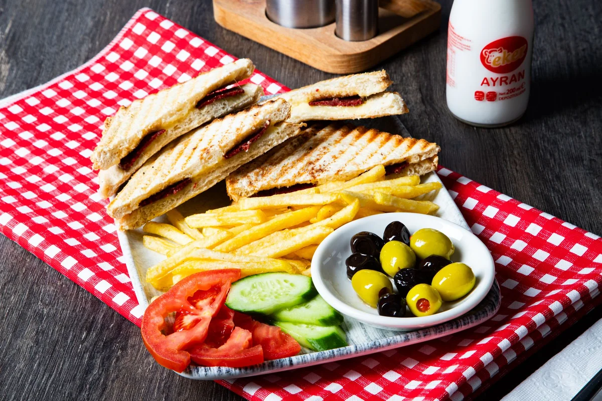 Pohár sviežeho jogurtového nápoja, ajran recept s hladkou penou